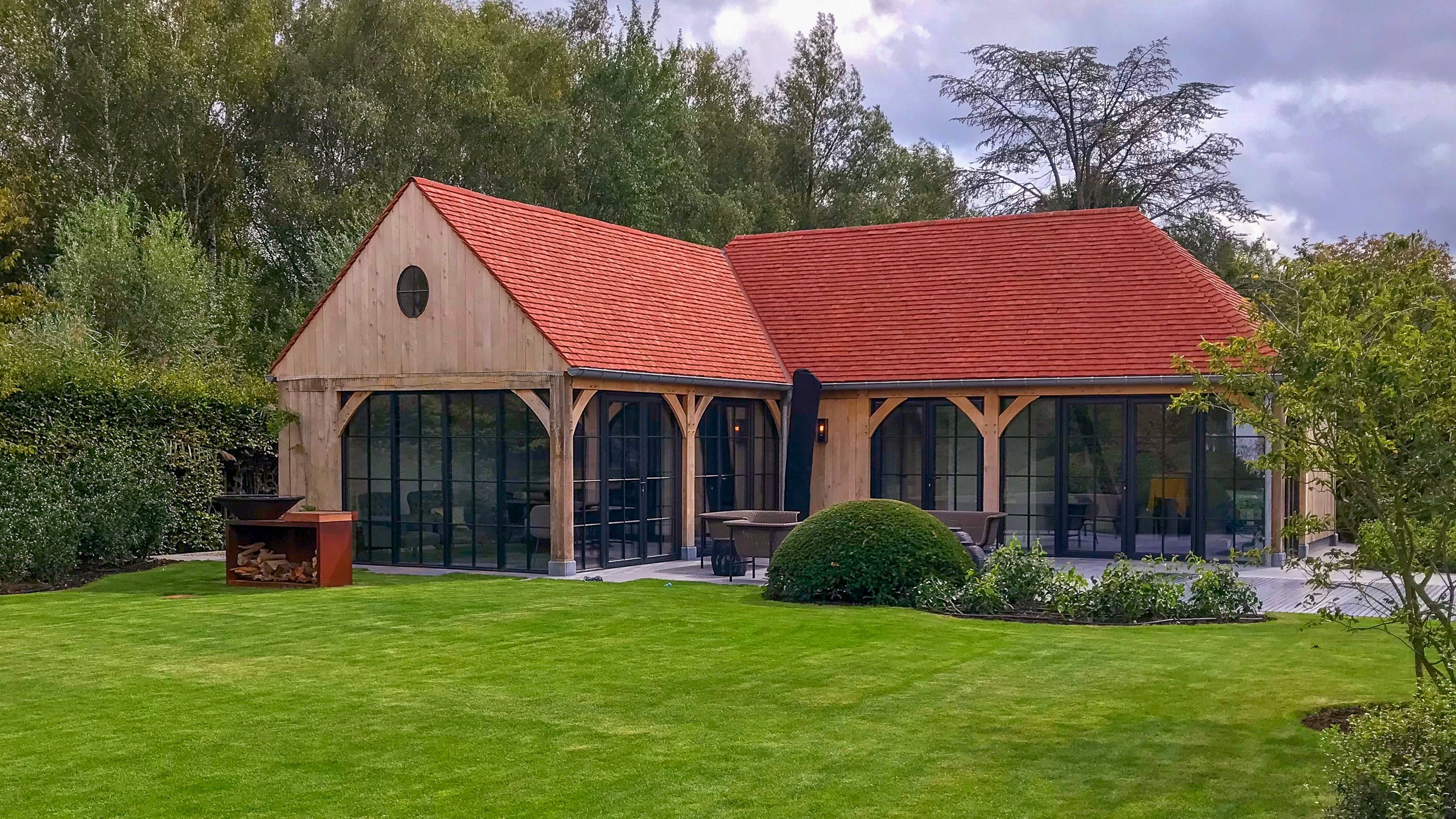 Vakwerk poolhouse in houtbouw met terras en tuin in landelijke stijl